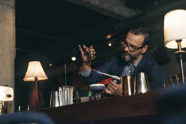 Barmen gece kulübünde kokteyl yapıyor. — Stok fotoğraf