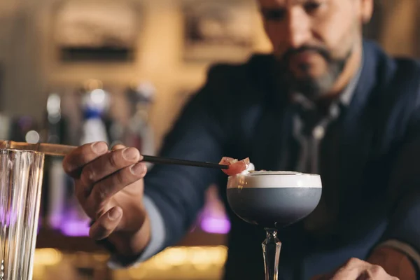 Barman sta preparando un cocktail al night club . — Foto Stock