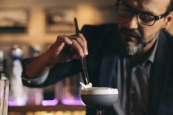 Barman está haciendo cóctel en el club nocturno. . — Foto de Stock