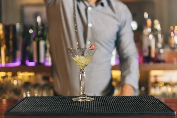 Barman está fazendo coquetel no clube noturno . — Fotografia de Stock