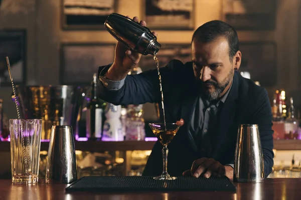 Barman está fazendo coquetel no clube noturno . — Fotografia de Stock