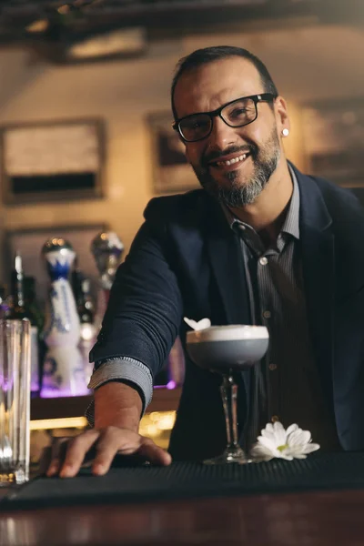 Barman está fazendo coquetel no clube noturno . — Fotografia de Stock