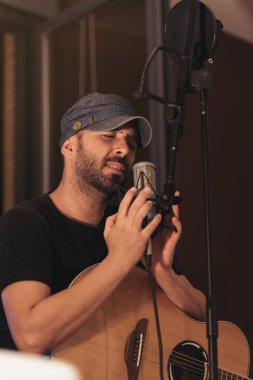 Şarkı doğrudan genç adam.