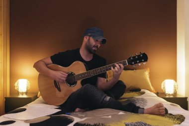 Genç adam müzik bestelemek.