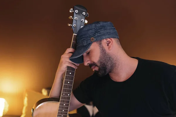 Junger Mann komponiert Musik. — Stockfoto