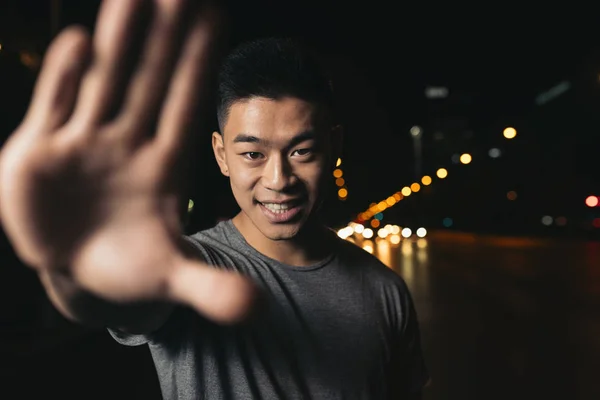 Retrato de um jovem asiático na cidade . — Fotografia de Stock