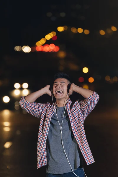 아시아 젊은 사람이 듣는 음악의 초상화. — 스톡 사진