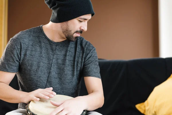 Musiker som spelar trummor. — Stockfoto