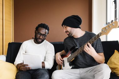 Üreten sanatçılar müzik.