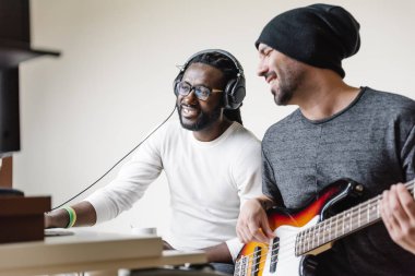 Üreten sanatçılar müzik.