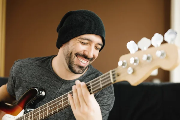 Joven componiendo música . — Foto de Stock