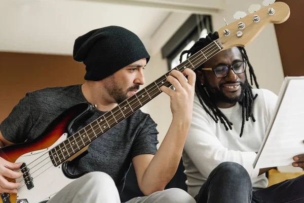 Artiesten produceren van muziek. — Stockfoto