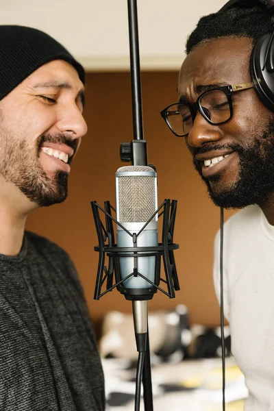 Artistas multirraciais cantando em estúdio . — Fotografia de Stock