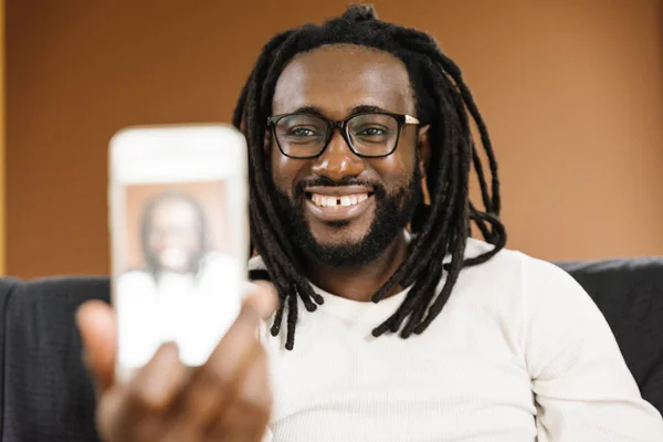 Африканський людини бере на selfie. — стокове фото