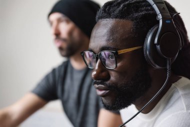 Üreten sanatçılar müzik.