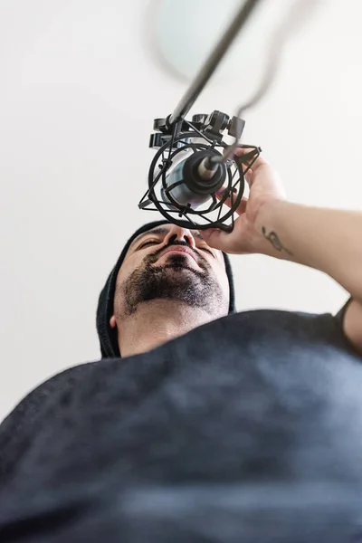 Jovem cantando com microfone . — Fotografia de Stock