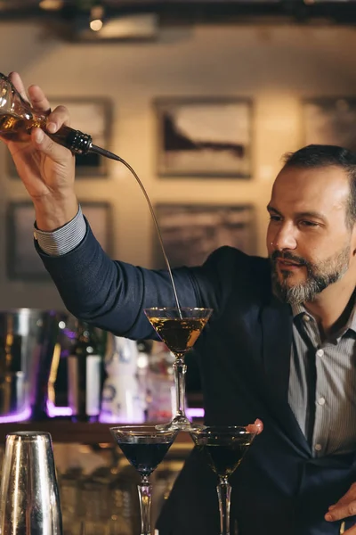 Barman maakt cocktail in nachtclub. — Stockfoto