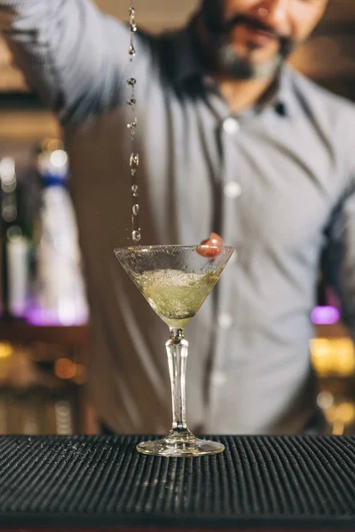 Barman is making cocktail at night club. — Stock Photo, Image