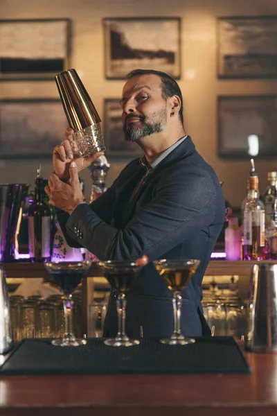Barman está haciendo cóctel en el club nocturno. . —  Fotos de Stock