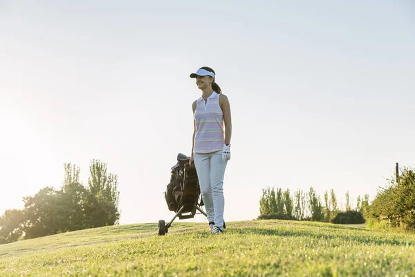 Mulher bonita jogando golfe . — Fotografia de Stock