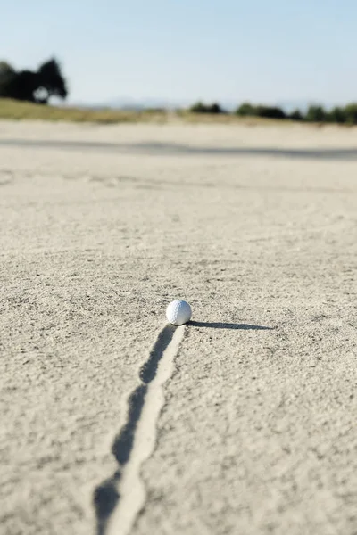 Balón de golf en bunker de arena — Foto de Stock