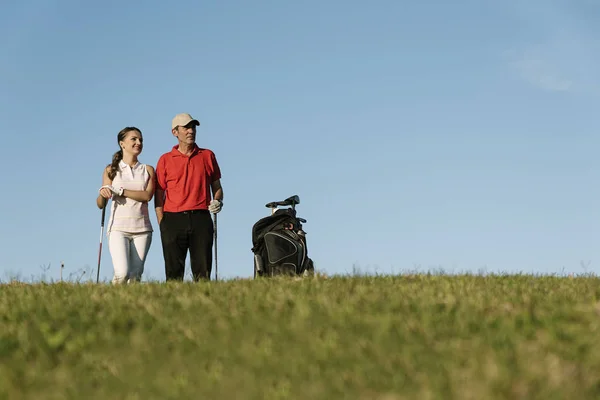 Golfista e Caddie jogando golfe . — Fotografia de Stock