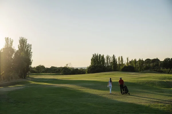 Golfista e Caddie jogando golfe . — Fotografia de Stock