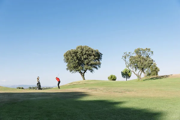 Golfista e Caddie jogando golfe . — Fotografia de Stock