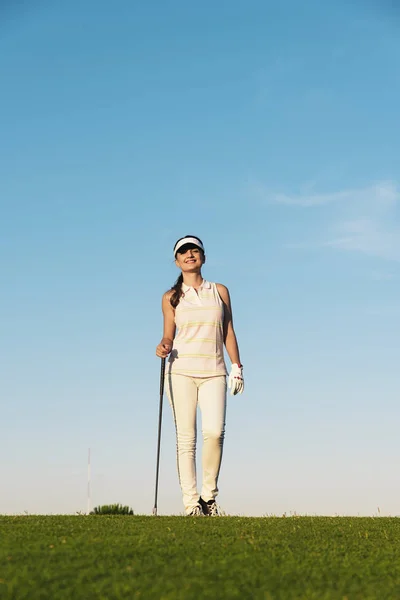 Hezká mladá žena hrát golf. — Stock fotografie