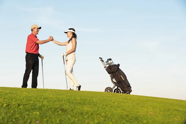 Golfista e Caddie jogando golfe . — Fotografia de Stock