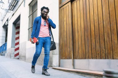 Afrika genç adam sokakta hareket eden kullanma.