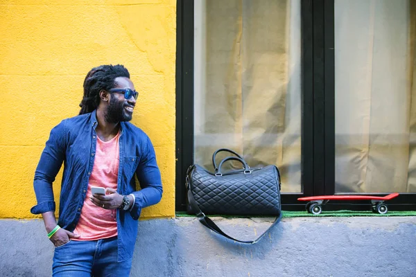 Jovem africano usando celular na rua . — Fotografia de Stock