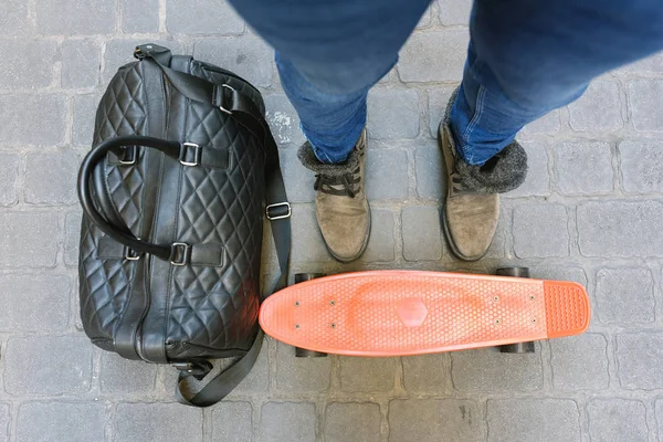 Skateboarder steht auf seiner Skate. — Stockfoto