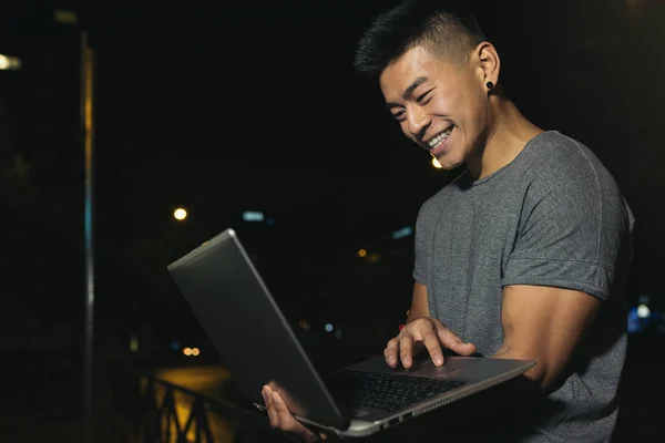 Şehir içinde laptop ile genç adam. — Stok fotoğraf
