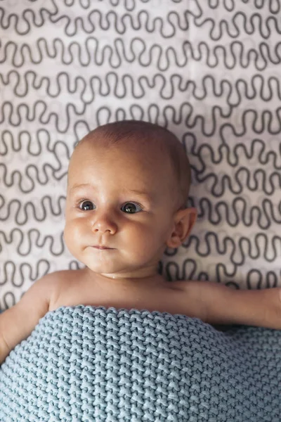 Schön ausdrucksstarkes Baby. — Stockfoto