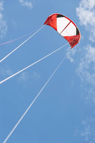 Kite surfen op een zonnige dag. — Stockfoto