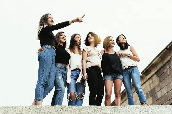 Grupo de amigos divirtiéndose en la calle . — Foto de Stock