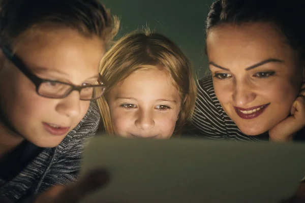 Mutter und ihre Kinder mit digitalem Tablet. — Stockfoto