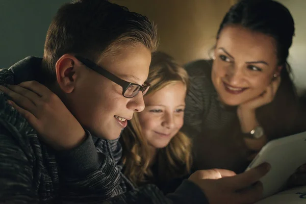 Mutter und ihre Kinder mit digitalem Tablet. — Stockfoto