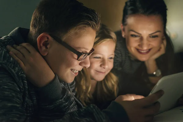 Mutter und ihre Kinder mit digitalem Tablet. — Stockfoto