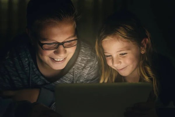 Zwei süße Kinder spielen auf einem Tablet-PC. — Stockfoto