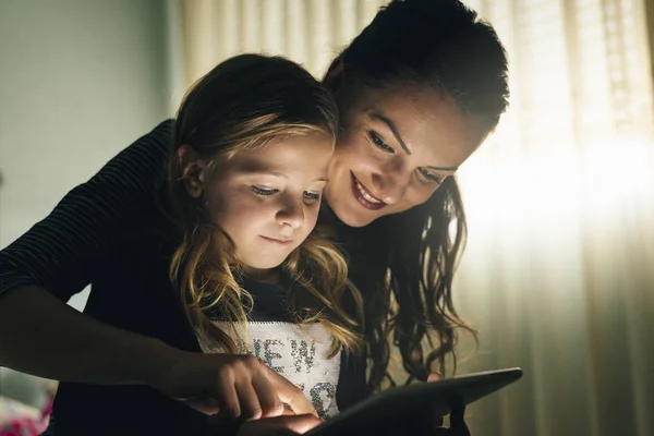 Mutter und ihr Kind mit digitalem Tablet. — Stockfoto