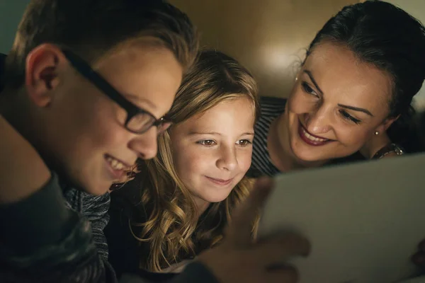 Mutter und ihre Kinder mit digitalem Tablet. — Stockfoto