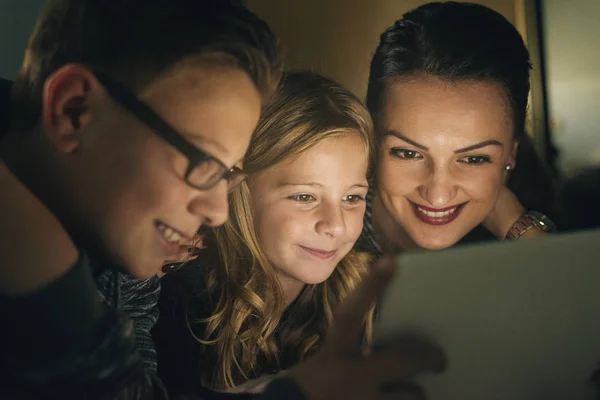 Mutter und ihre Kinder mit digitalem Tablet. — Stockfoto