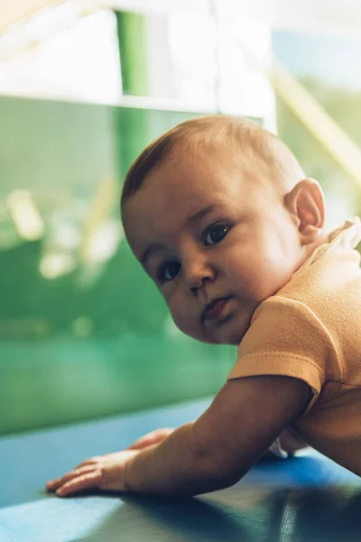 Enfant garçon et mère jouer . — Photo