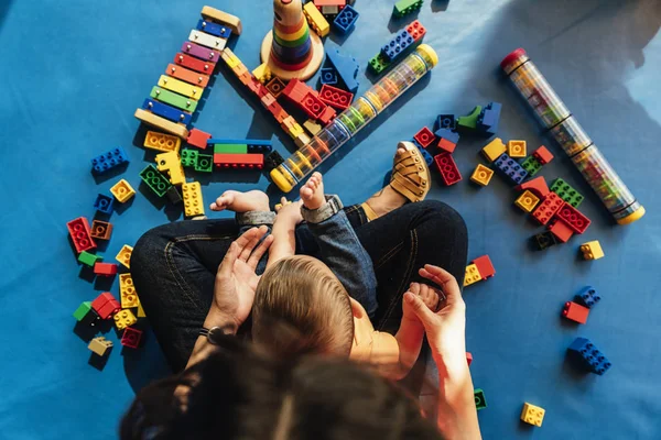 Menino e mãe brincando . — Fotografia de Stock