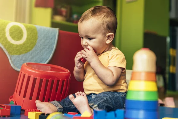 Feliz bebê brincando com blocos de brinquedo . — Fotografia de Stock