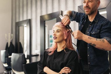 Güzel bir kadın kuaföre tıraş oluyor..