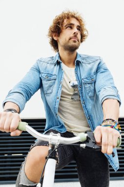 Sabit vites bisiklet ile yakışıklı genç.