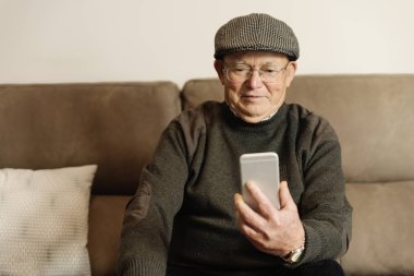 Komuta sizde cep telefonunu kullanma.